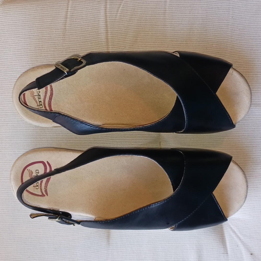 Dansko~Sloane Slingback Platform Sandal in black